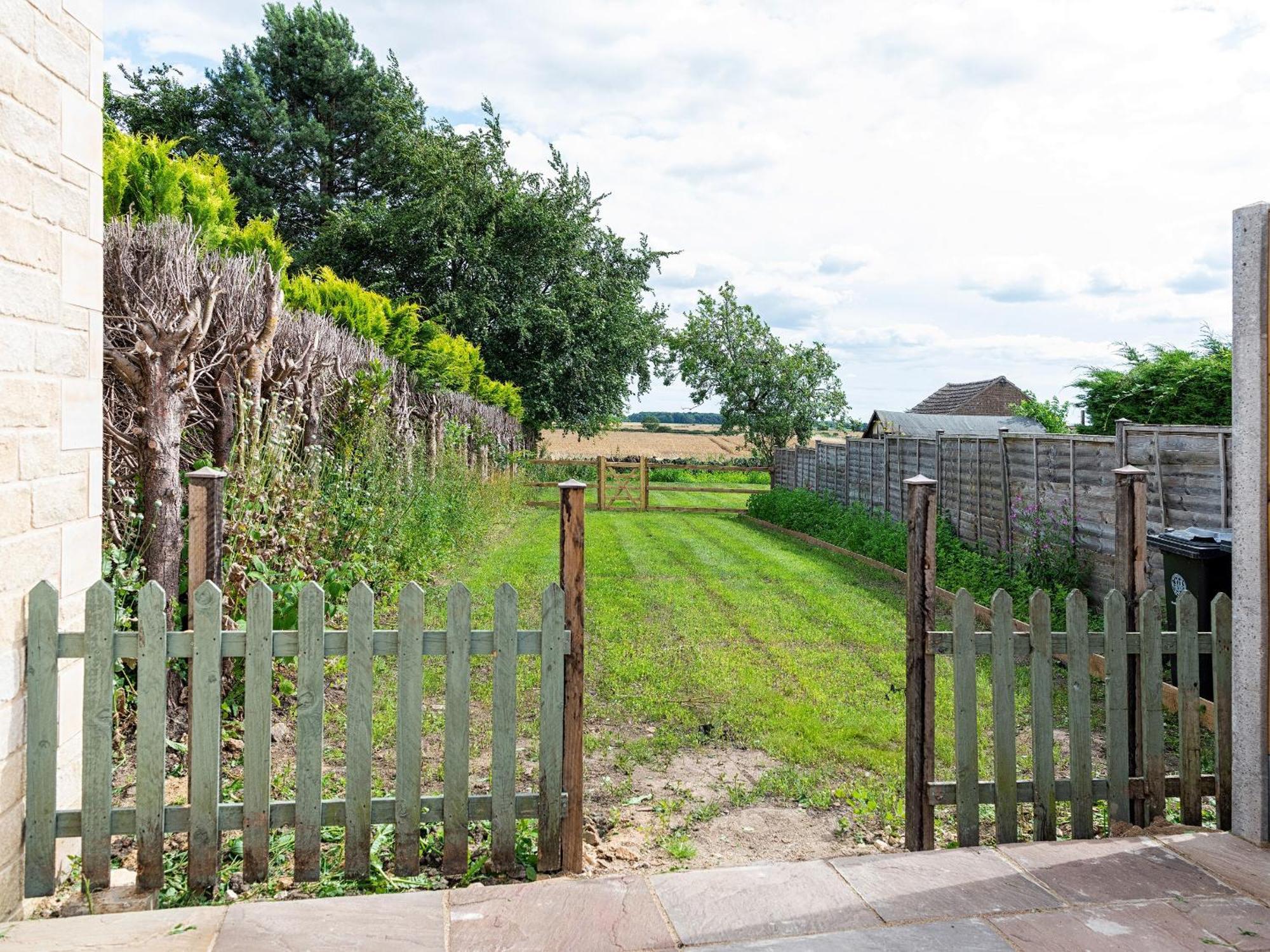 Red Kite Cottage Easton on the Hill Exterior photo